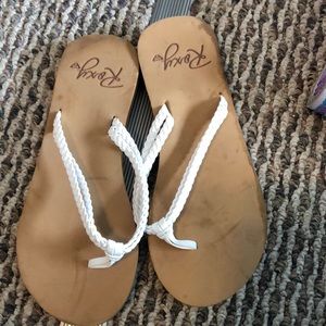 Girls roxy flip flops